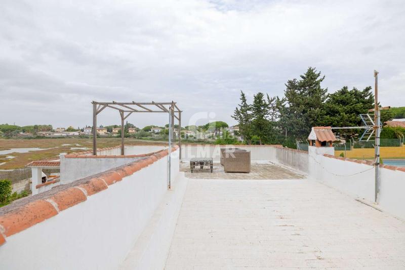 Foto 6e2926f8-d6d9-49ce-935c-f0c7ee4d2733. Chalet presentamos este agradable chalet independiente con piscina, ubicado en la zona de Los Gallos , una exce en Chiclana de la Frontera