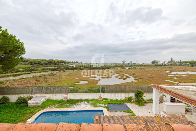 Foto 83d3e9e4-0d18-42fa-8dbd-7f3b4919e07b. Chalet presentamos este agradable chalet independiente con piscina, ubicado en la zona de Los Gallos , una exce en Chiclana de la Frontera
