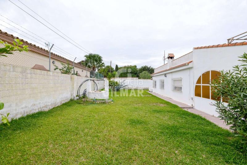 Foto 9beb4618-b422-45be-b41d-d3784a6f47a4. Chalet presentamos este agradable chalet independiente con piscina, ubicado en la zona de Los Gallos , una exce en Chiclana de la Frontera