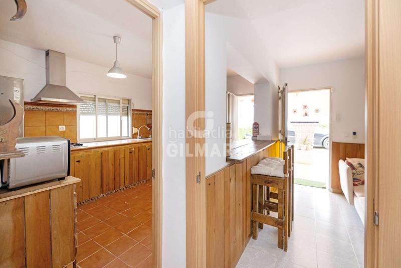 Foto aba5ea67-a739-42e3-be55-cd09f47cc328. Chalet presentamos este agradable chalet independiente con piscina, ubicado en la zona de Los Gallos , una exce en Chiclana de la Frontera