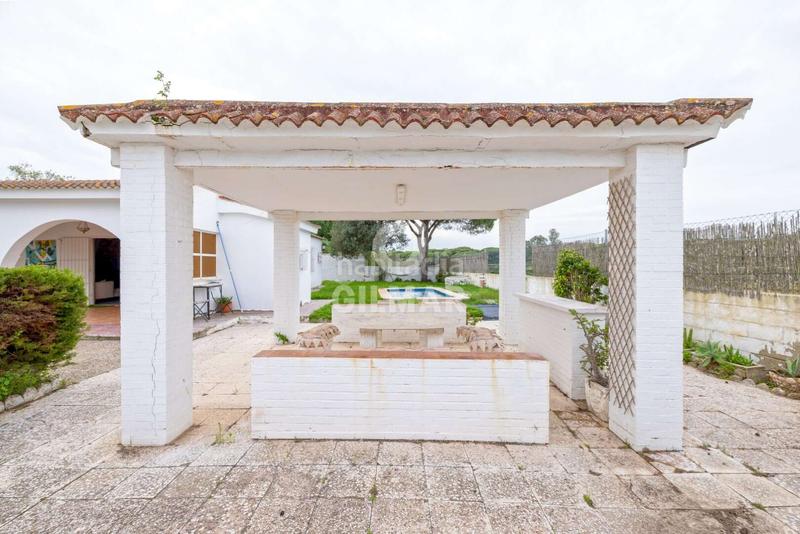 Foto af4f6639-89d1-4f45-8f65-f2feee2bad5f. Chalet presentamos este agradable chalet independiente con piscina, ubicado en la zona de Los Gallos , una exce en Chiclana de la Frontera