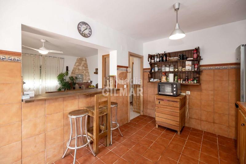 Foto b9a67f26-70b8-4e5e-858c-595fb4609436. Chalet presentamos este agradable chalet independiente con piscina, ubicado en la zona de Los Gallos , una exce en Chiclana de la Frontera