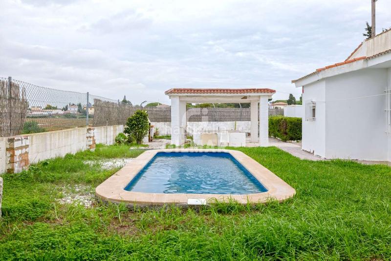 Foto d033ca8f-d95f-49dd-8b10-e4ba27a82f94. Chalet presentamos este agradable chalet independiente con piscina, ubicado en la zona de Los Gallos , una exce en Chiclana de la Frontera