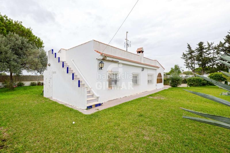 Foto f8b3ba96-b8a6-471e-b5b6-275bb603f4ea. Chalet presentamos este agradable chalet independiente con piscina, ubicado en la zona de Los Gallos , una exce en Chiclana de la Frontera