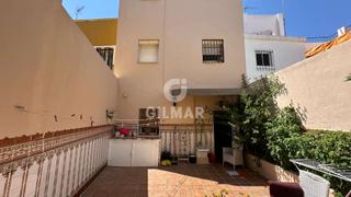 Casa adossada a Centro. Esta excepcional casa adosada de 4 dormitorios está ubicada en e