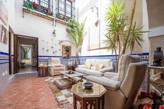Casa adossada a Casco Histórico - Zona Alta. Esta impresionante vivienda, situada en el corazón del casco his