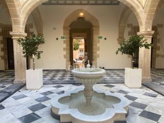 Maison jumelée à Centro. Descubre este exclusivo chalet pareado de tres plantas, situado