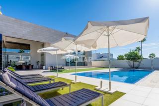 Xalet a Conil. Este espectacular chalet moderno está situado a tres minutos y m