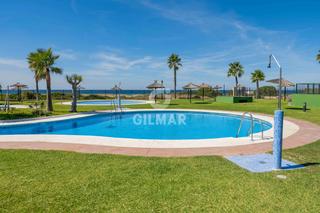 Attique à Atlanterra. Este ático dúplex en urbanización privada situada en primera lín