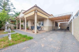 Chalet à Puertas del sur - Guadabajaque. Descubre este exclusivo chalet independiente ubicado en jerez de