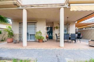 Chalet in Puertas del sur - Guadabajaque. Descubre este exclusivo chalet independiente ubicado en jerez de