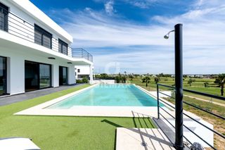 Chalet in Villanueva Golf. Presentamos este exclusivo chalet independiente en primera línea
