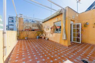 Casa aparellada a Paseo Marítimo - San José - La Laguna. Se presenta esta oportunidad única de adquirir una vivienda inde