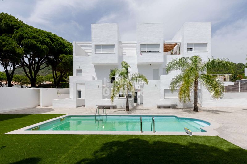 Foto a8e6d696-9416-46b6-b0b8-1d63d2bef666. Dúplex amb aparcament piscina a Los Caños de Meca Barbate