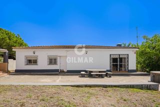 Chalet in Los Franceses - La Vega. Este chalet independiente ubicado en una parcela de 6.800 m2, el