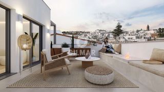 Duplex in Casco Histórico - Zona Alta. Este exclusivo ático dúplex de tres dormitorios, tres baños y un
