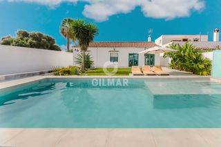 Chalet in Zahora. Chalet independiente con piscina en zahora, a solo 500 metros de