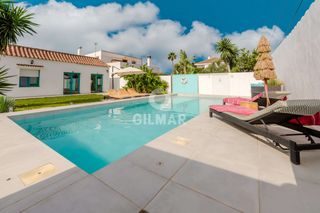Chalet in Zahora. Chalet independiente con piscina en zahora, a solo 500 metros de