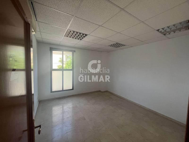 Foto 332f9816-c907-4cc2-be47-436957be25ed. Oficina se ofrece esta magnífica oportunidad de inversión.5 oficinas junto avenida de las ciencias, es una zona en pleno auge, muy poblada en Sevilla