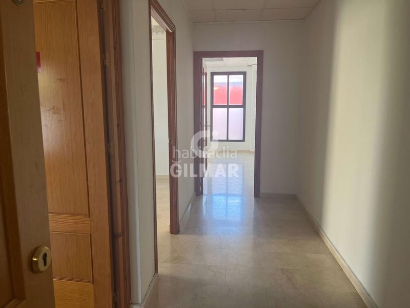 Foto bc853e61-bc24-4ef1-abf0-9f5405123616. Oficina se ofrece esta magnífica oportunidad de inversión.5 oficinas junto avenida de las ciencias, es una zona en pleno auge, muy poblada en Sevilla