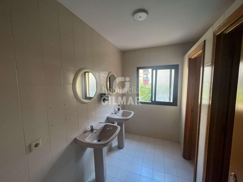 Foto dfaefde8-97e0-489d-a5d4-f0f96e545b30. Oficina se ofrece esta magnífica oportunidad de inversión.5 oficinas junto avenida de las ciencias, es una zona en pleno auge, muy poblada en Sevilla