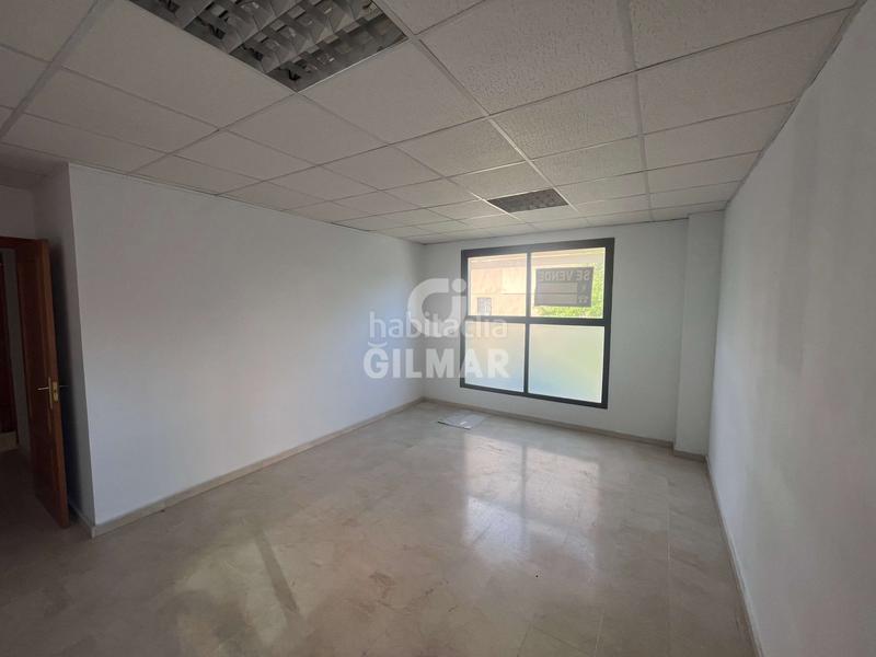 Foto f1475d14-a81d-484c-926a-9d6ea7b0c4b2. Oficina se ofrece esta magnífica oportunidad de inversión.5 oficinas junto avenida de las ciencias, es una zona en pleno auge, muy poblada en Sevilla