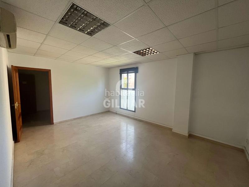 Foto f53c1531-f912-4b3a-887a-0bfd3999c3fd. Oficina se ofrece esta magnífica oportunidad de inversión.5 oficinas junto avenida de las ciencias, es una zona en pleno auge, muy poblada en Sevilla
