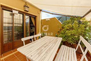 Appartement à Triana Casco Antiguo. Apartamento dúplex de 69 m con una encantadora terraza de 11 m e