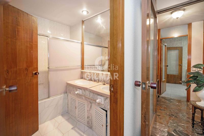Foto 0e4b0c1a-b252-45a8-82c0-7ba312104e24. Piso esta magnífica vivienda se encuentra en la prestigiosa zona de ronda de capuchinos, junto al centro . situada en la segu en Sevilla