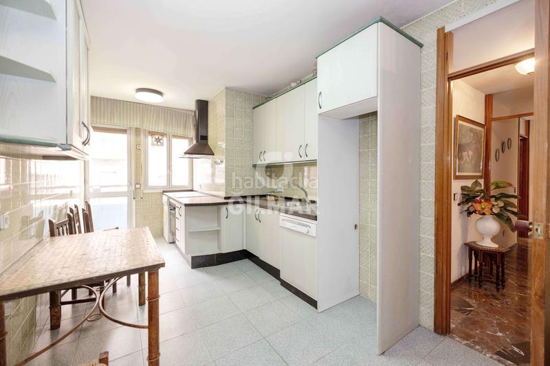 Foto 3a4116d2-5b58-4586-a651-92e0d84dd230. Piso esta magnífica vivienda se encuentra en la prestigiosa zona de ronda de capuchinos, junto al centro . situada en la segu en Sevilla