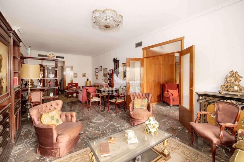 Foto 5bef95a1-f61f-4999-8c15-26e3d60a7a75. Piso esta magnífica vivienda se encuentra en la prestigiosa zona de ronda de capuchinos, junto al centro . situada en la segu en Sevilla