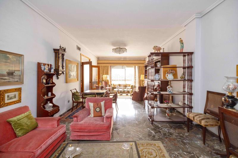 Foto b8e6d1f3-f19d-43f9-9dec-83387639061c. Piso esta magnífica vivienda se encuentra en la prestigiosa zona de ronda de capuchinos, junto al centro . situada en la segu en Sevilla