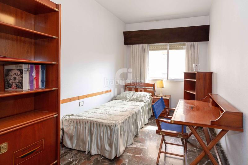 Foto f5a68bef-1792-4852-8211-639ff24249bc. Piso esta magnífica vivienda se encuentra en la prestigiosa zona de ronda de capuchinos, junto al centro . situada en la segu en Sevilla