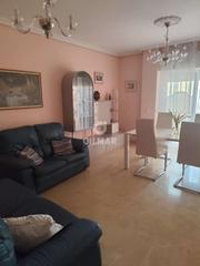 Alquiler Piso en Triana Este. Ubicado en el emblemático barrio de triana, este piso de 122 m r