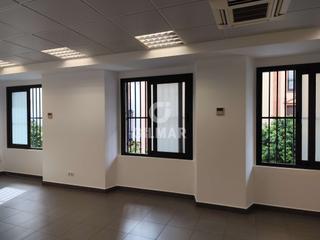 Rent Office space in Arenal - Museo. Les presentamos esta estupenda oficina en el centro de sevilla c