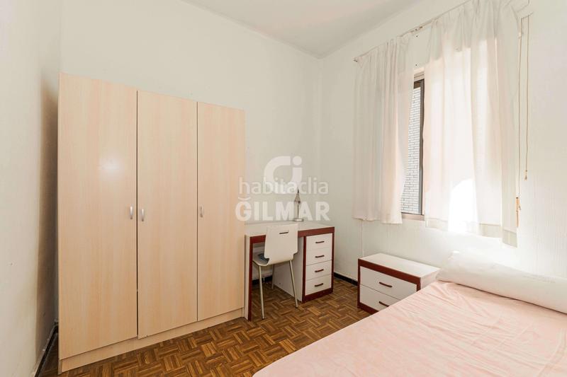 Foto 2f45c124-20c7-4f73-b97a-348a46d92343. Piso se vende piso en la avenida de la cruz del campo, situado en una segunda planta sin ascensor. la vivienda se caracteriza por su am en Sevilla