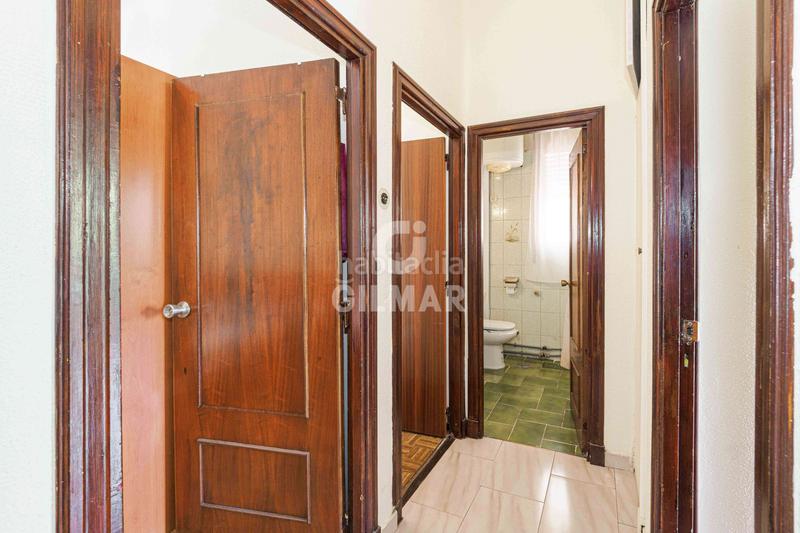 Foto 498607af-4662-4761-9f0d-332859db5e87. Piso se vende piso en la avenida de la cruz del campo, situado en una segunda planta sin ascensor. la vivienda se caracteriza por su am en Sevilla