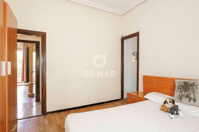Foto 4e677d04-a27b-4051-8849-e5117d80bccb. Piso se vende piso en la avenida de la cruz del campo, situado en una segunda planta sin ascensor. la vivienda se caracteriza por su am en Sevilla