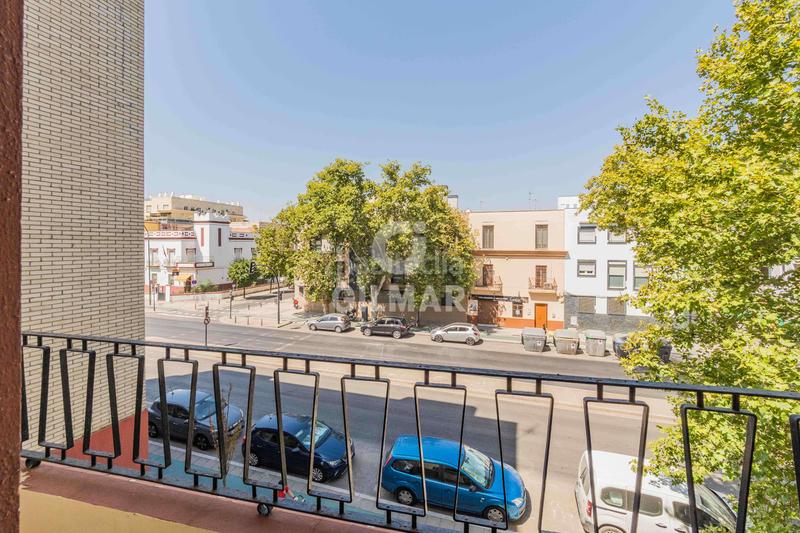 Foto 5a87b0d6-80a9-4a25-8d8f-9242fc593007. Piso se vende piso en la avenida de la cruz del campo, situado en una segunda planta sin ascensor. la vivienda se caracteriza por su am en Sevilla
