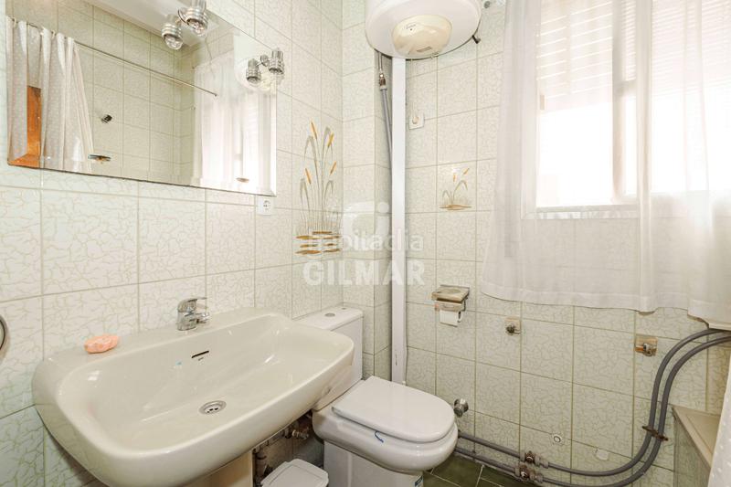 Foto 5dec3990-4181-4630-8687-5d9f66d90b7a. Piso se vende piso en la avenida de la cruz del campo, situado en una segunda planta sin ascensor. la vivienda se caracteriza por su am en Sevilla