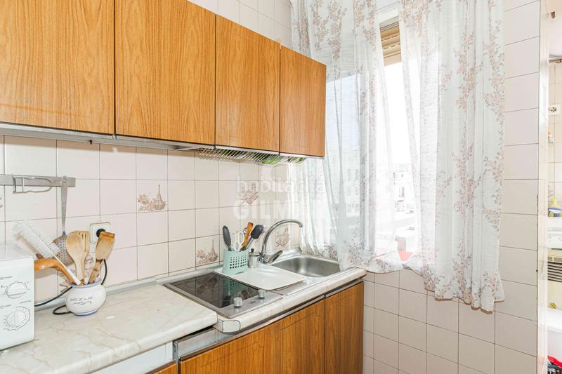 Foto 640f1bd1-268b-4751-b7c6-0133c0c04661. Piso se vende piso en la avenida de la cruz del campo, situado en una segunda planta sin ascensor. la vivienda se caracteriza por su am en Sevilla