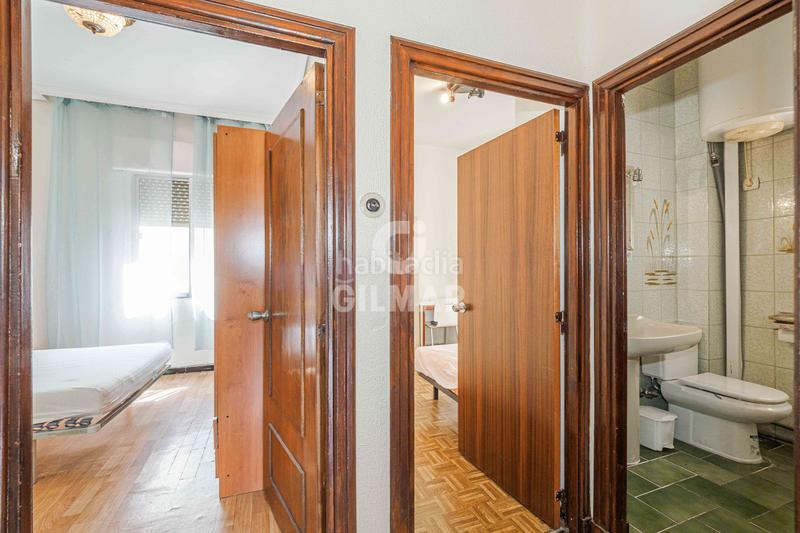 Foto 9871a6cf-df1e-43d2-a797-ade44fd6f800. Piso se vende piso en la avenida de la cruz del campo, situado en una segunda planta sin ascensor. la vivienda se caracteriza por su am en Sevilla