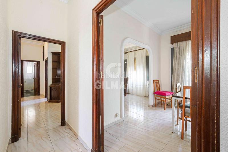 Foto a4b52cda-c2cb-4ce8-a23a-caf78fd6b24d. Piso se vende piso en la avenida de la cruz del campo, situado en una segunda planta sin ascensor. la vivienda se caracteriza por su am en Sevilla