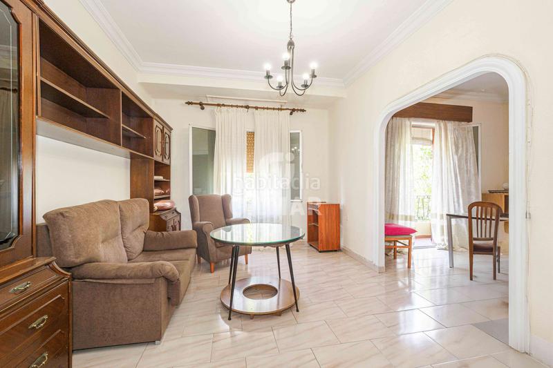 Foto b94b9f49-fb82-404e-9d73-342f24e82e73. Piso se vende piso en la avenida de la cruz del campo, situado en una segunda planta sin ascensor. la vivienda se caracteriza por su am en Sevilla
