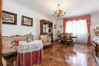 Pis a Triana Este. Se presenta esta magnífica vivienda en altura, ubicada en el cor