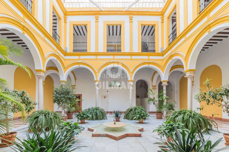 Foto 2d8a0428-7e09-45c2-b0f2-933e190fbae7. Piso esta vivienda singular, ubicada a escasos pasos de la emblemática plaza de la encarnación, cuenta con dos dormitorios y dos baños. en Sevilla