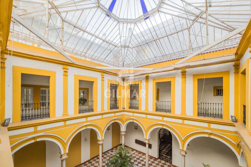 Foto 39ef8e96-1fca-41b9-a628-85aed7a908f8. Piso esta vivienda singular, ubicada a escasos pasos de la emblemática plaza de la encarnación, cuenta con dos dormitorios y dos baños. en Sevilla