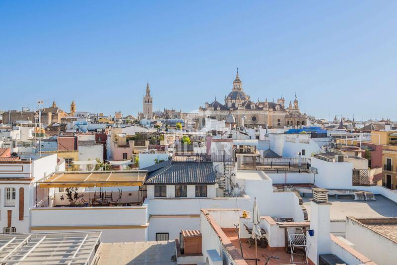 Foto d2d38f99-2c26-486f-ae98-6ed6fc27b9de. Piso esta vivienda singular, ubicada a escasos pasos de la emblemática plaza de la encarnación, cuenta con dos dormitorios y dos baños. en Sevilla