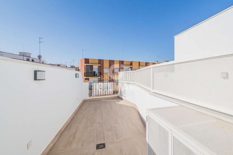 Foto 402f9779-d6f5-4547-b6e2-32498fcd2033. Àtic amb calefacció aparcament piscina a Triana Este Sevilla