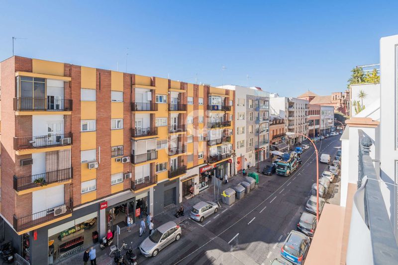 Foto dafd9c11-e736-4177-b04c-d151fbbdb9c8. Àtic amb calefacció aparcament piscina a Triana Este Sevilla